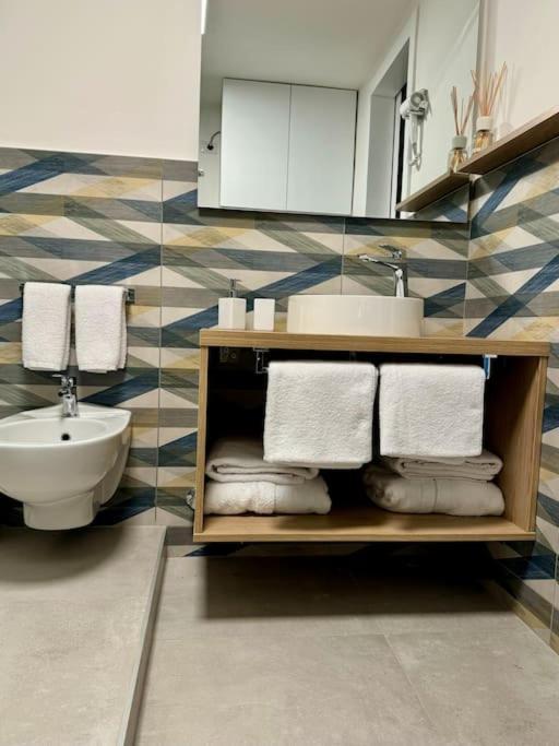 ミラノSplendido Bilocale In Via Madonnina, Zona Breraアパートメント エクステリア 写真